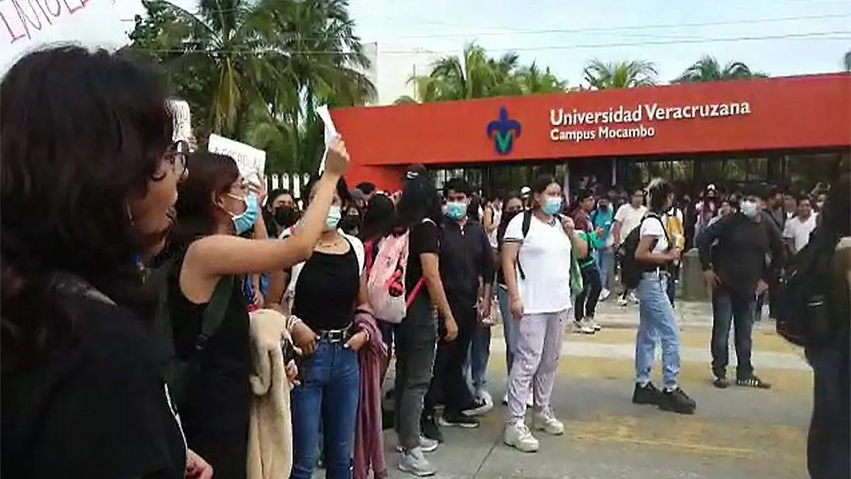 Estudiantes se manifiestan en Veracruz